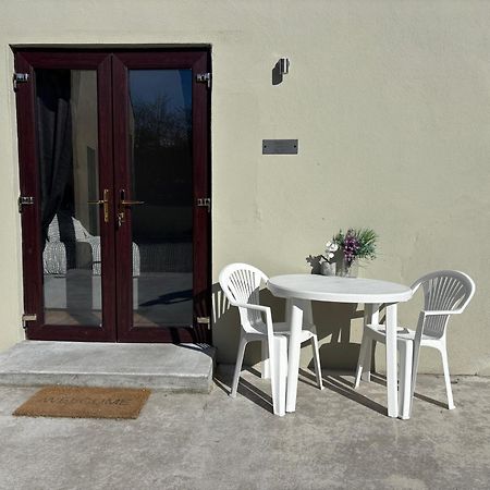 Private Detached Small Bedroom And Bathroom Only- This Is Not An Apartment Butlersbridge Bagian luar foto