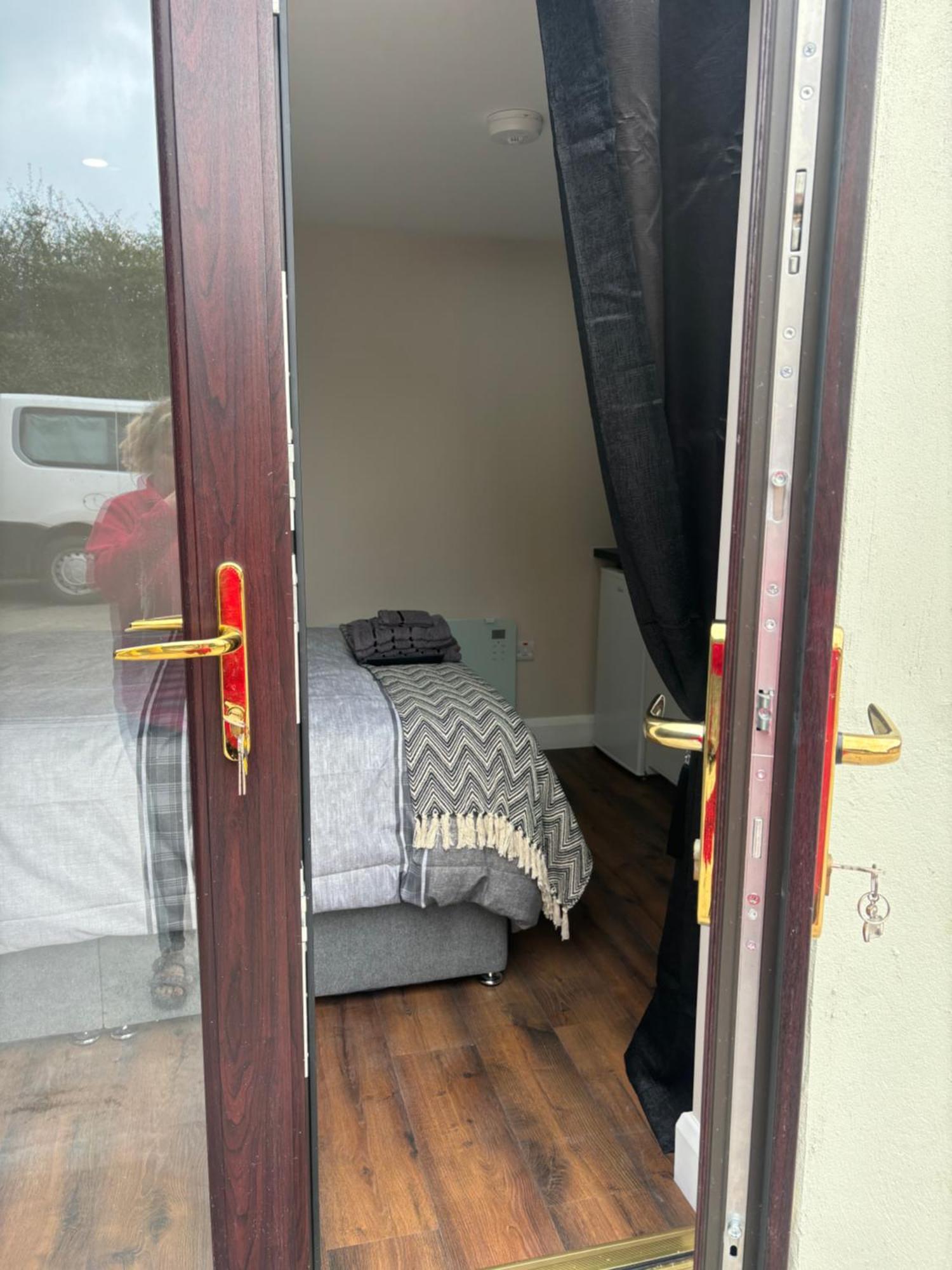 Private Detached Small Bedroom And Bathroom Only- This Is Not An Apartment Butlersbridge Bagian luar foto