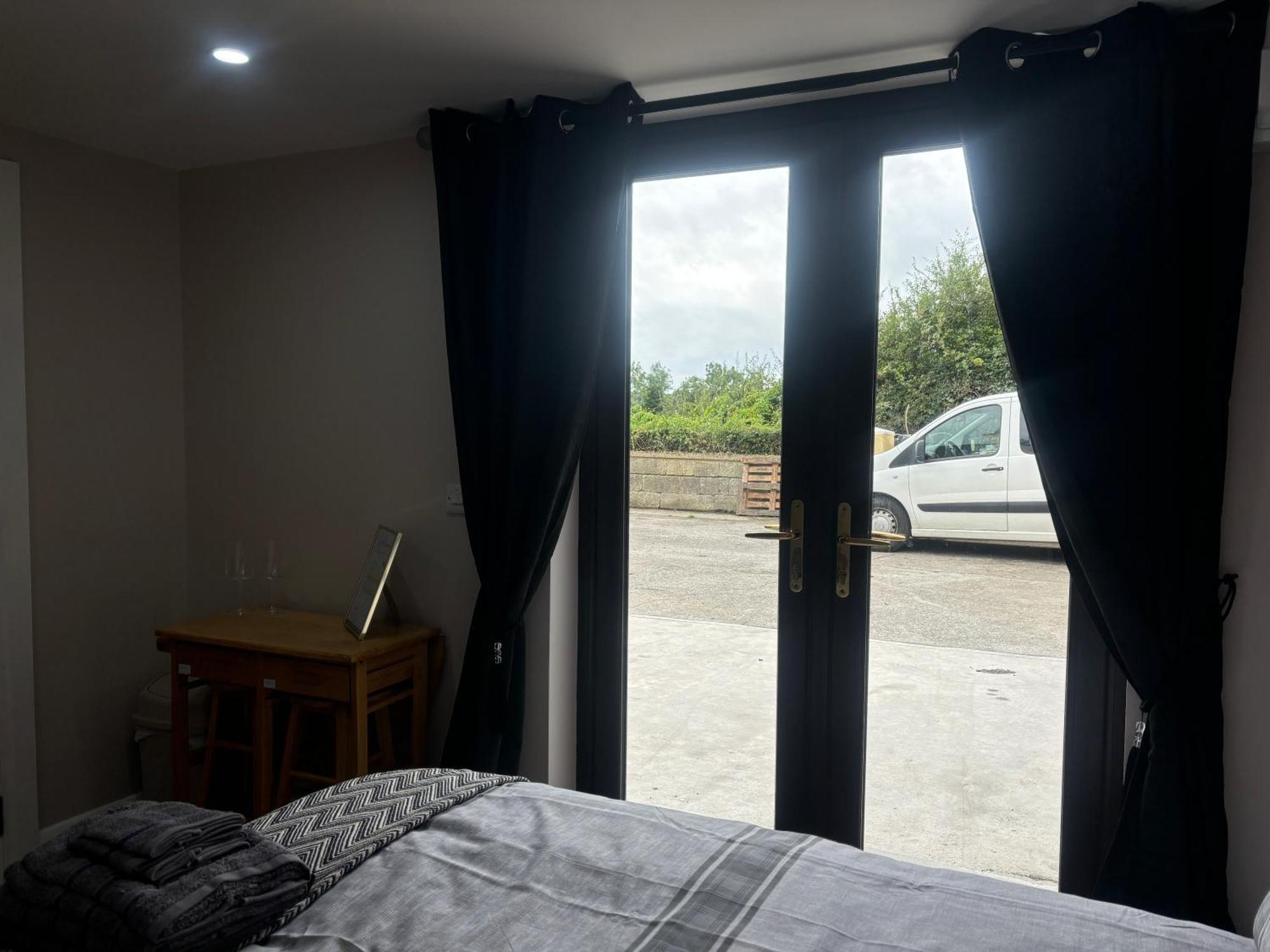 Private Detached Small Bedroom And Bathroom Only- This Is Not An Apartment Butlersbridge Bagian luar foto