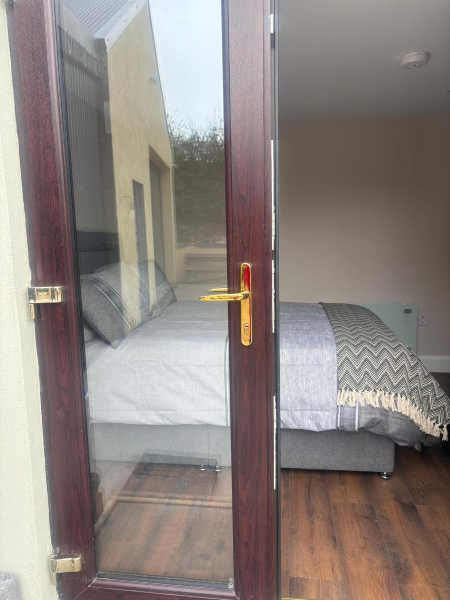 Private Detached Small Bedroom And Bathroom Only- This Is Not An Apartment Butlersbridge Bagian luar foto