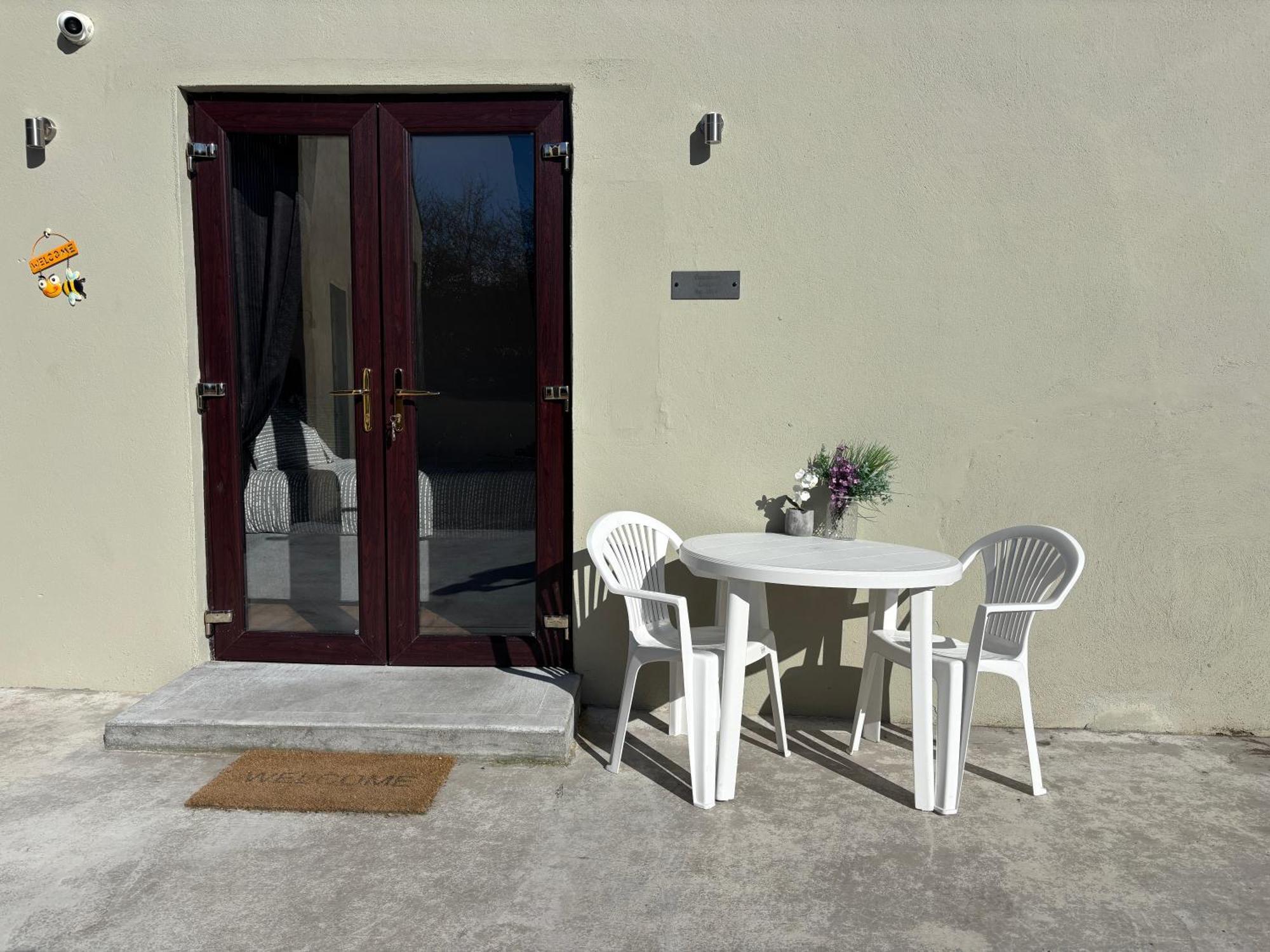 Private Detached Small Bedroom And Bathroom Only- This Is Not An Apartment Butlersbridge Bagian luar foto